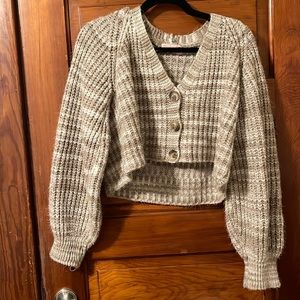 UBRAN OUTFITTERS ——- Cream Cropped Cardigan